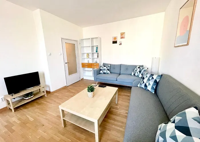 2-Bdr Flat Near The Mall, Spacious & Cozy By Flat Mаnager